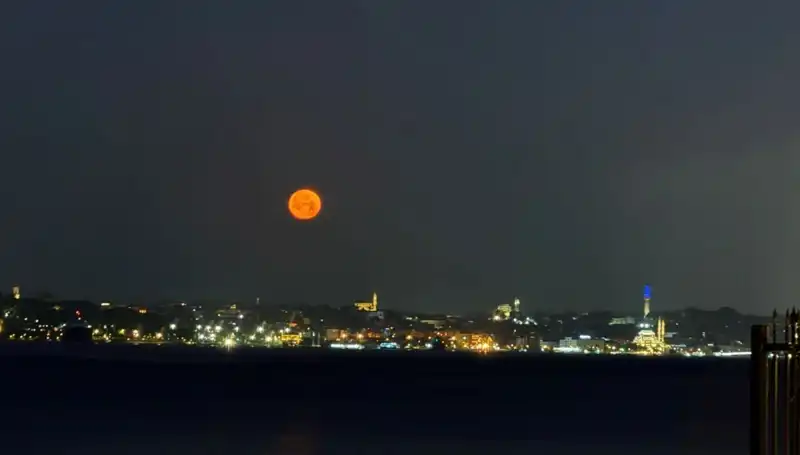 İstanbul'u Büyüleyen Çilek Dolunayı: Tabloluk Manzaralar Eşliğinde Geceyi Aydınlattı