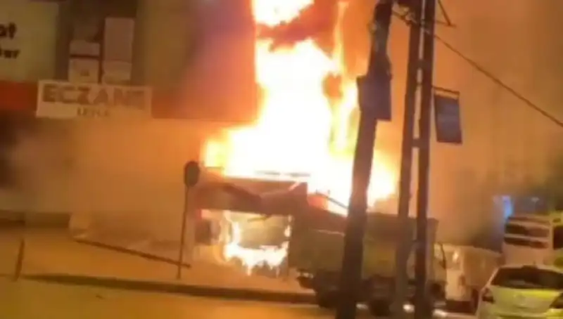 Başakşehir'de İş Merkezindeki Yangın Korkuttu: Olayın Ayrıntıları ve Son Gelişmeler